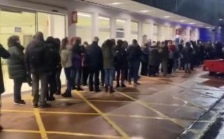 Pasajeros haciendo cola a la intemperie para poder acceder al aeropuerto tras bajar del avión