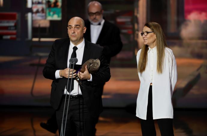 Los productores Patricia de Muns y Jaier Méndez reciben el Premio Forqué a Mejor largometraje de ficción por el 'El buen patrón'.