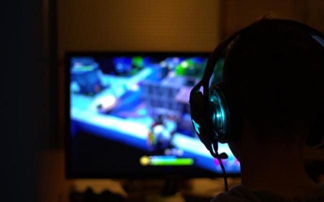 Imagen de archivo de un menor jugando a un videojuego. Imagen de archivo de un menor jugando a un videojuego.