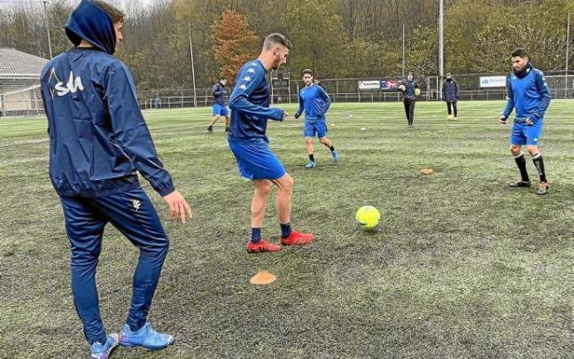 Los jugadores del Amorebieta se ejercitan durante la última sesión de entrenamiento. Foto: Amorebieta S.D.
