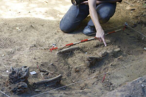 Excavación realizada en Mendata para recuperar los restos de un gudari.
