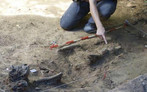 Excavación realizada en Mendata para recuperar los restos de un gudari. Excavación realizada en Mendata para recuperar los restos de un gudari.