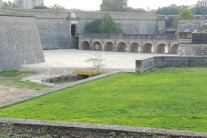 Imagen que presentan este lunes los fosos de la Ciudadela, con la gruesa capa de arena sin ser retirada.