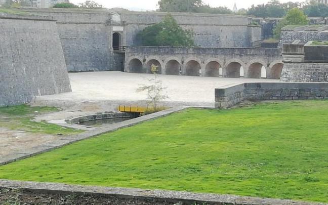 Imagen que presentan este lunes los fosos de la Ciudadela, con la gruesa capa de arena sin ser retirada.