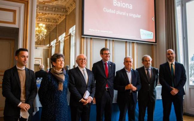 Posado de parte de las corporaciones de Gasteiz y Baiona.