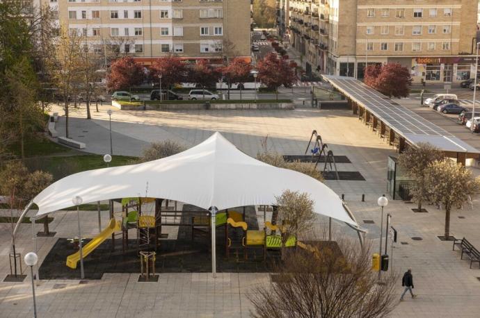 A la derecha, la nueva instalación fotovoltaica en la pérgola de la plaza Doctor Gortari y la nueva cubierta sobre el parque de juegos infantiles.