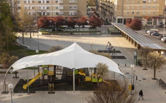 A la derecha, la nueva instalación fotovoltaica en la pérgola de la plaza Doctor Gortari y la nueva cubierta sobre el parque de juegos infantiles. A la derecha, la nueva instalación fotovoltaica en la pérgola de la plaza Doctor Gortari y la nueva cubierta sobre el parque de juegos infantiles.