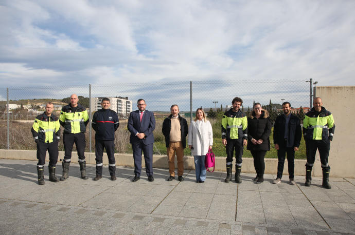 El consejero Javier Remírez, el alcalde de Tafalla, Jesús Arrizubieta, y la directora general, Amparo López, junto a efectivos de bomberos.