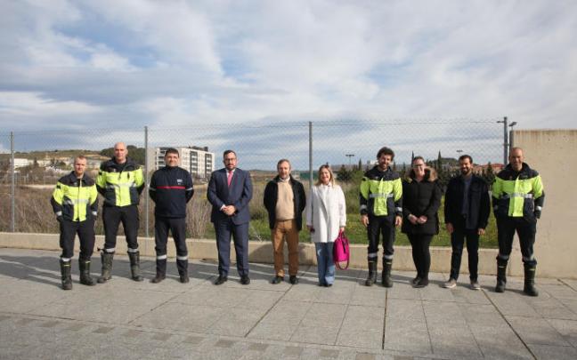 El consejero Javier Remírez, el alcalde de Tafalla, Jesús Arrizubieta, y la directora general, Amparo López, junto a efectivos de bomberos.