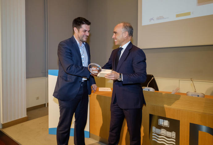 Ibon Iribarren recibe el premio de la mano del director comercial de Caixabank, Ángel Garabieta