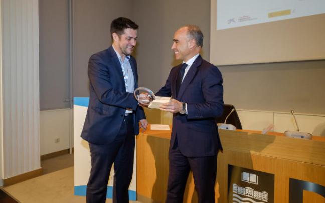 Ibon Iribarren recibe el premio de la mano del director comercial de Caixabank, Ángel Garabieta Ibon Iribarren recibe el premio de la mano del director comercial de Caixabank, Ángel Garabieta