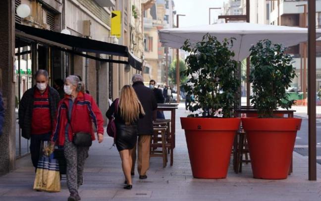 Un grupo de personas paseando por la calle.