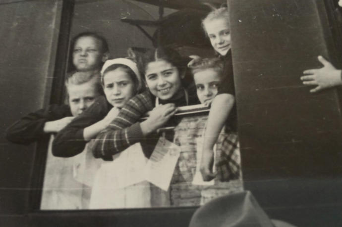 Convoy de los niños con sus documentos de identificación al cuello. Febrero de 1949.