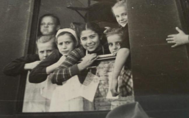 Convoy de los niños con sus documentos de identificación al cuello. Febrero de 1949.