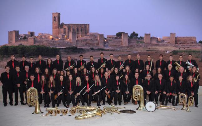 Los 63 integrantes de la Banda de Música de Artajona posan tras el concierto del pasado 3 de septiembre. Al fondo, el majestuoso cerco de la localidad navarra. Los 63 integrantes de la Banda de Música de Artajona posan tras el concierto del pasado 3 de septiembre. Al fondo, el majestuoso cerco de la localidad navarra.