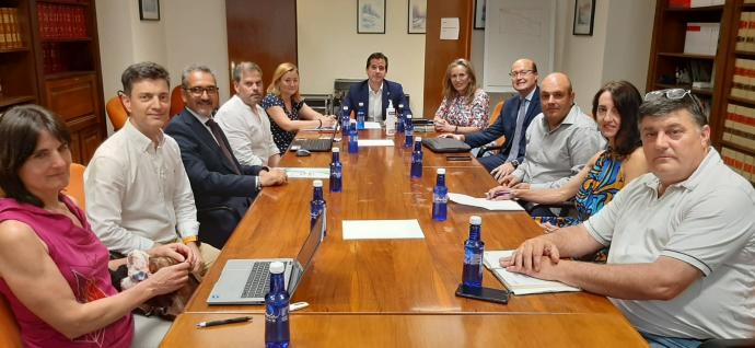 El consejero de Desarrollo Económico y Empresarial, Mikel Irujo, junto a los miembros del Consejo del Trabajo Autónomo de Navarra.