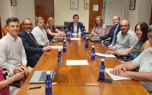 El consejero de Desarrollo Económico y Empresarial, Mikel Irujo, junto a los miembros del Consejo del Trabajo Autónomo de Navarra.