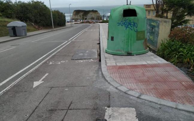 Los contenedores ocupan la acera en la zona de Atxabiribil en Sopela