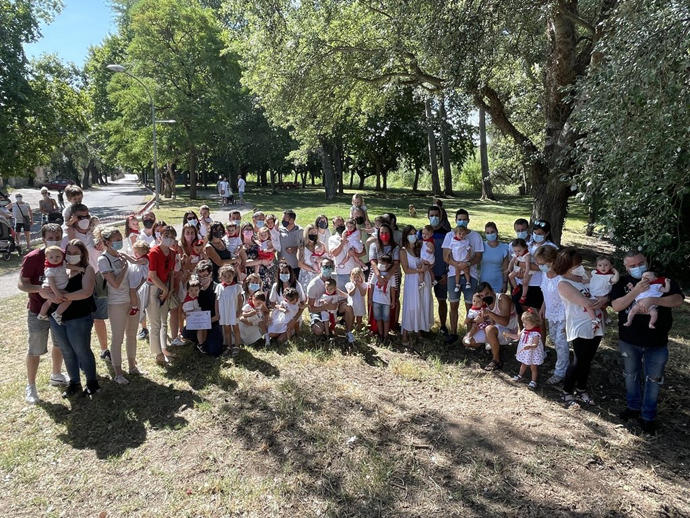 Los txikis nacidos entre julio de 2019 y julio de 2020 fueron los primeros que recibieron su pañuelo.