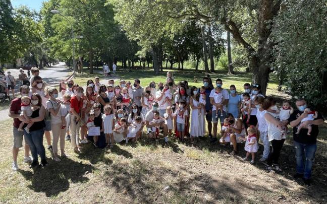 Los txikis nacidos entre julio de 2019 y julio de 2020 fueron los primeros que recibieron su pañuelo.