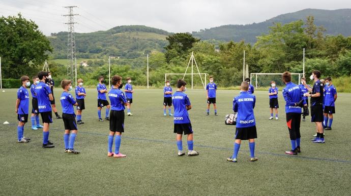 Los jugadores del Infantiles de la Real escuchan las indicaciones durante un entrenamiento