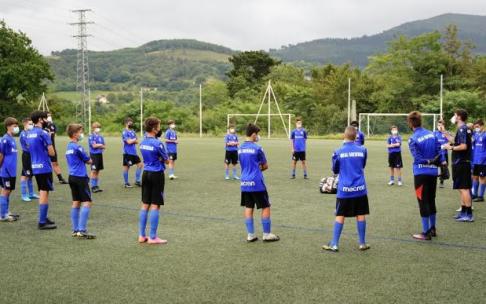 Los jugadores del Infantiles de la Real escuchan las indicaciones durante un entrenamiento