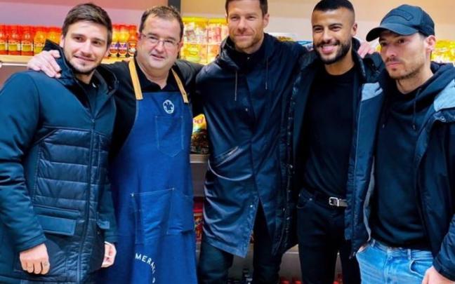 Portu, Jhonny Porto, Xabi Alonso, Rafinha y Silva, en el establecimiento. Portu, Jhonny Porto, Xabi Alonso, Rafinha y Silva, en el establecimiento.