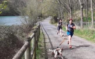 Corredoras de canicross, ayer en Mendikosolo.