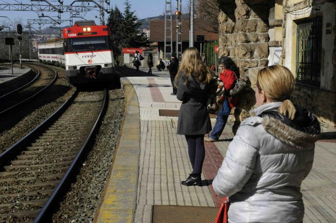 Una unidad de Renfe de la línea C3 entra en la estación principal que Renfe tiene en Basauri camino de su punto final de trayecto en Orduña.