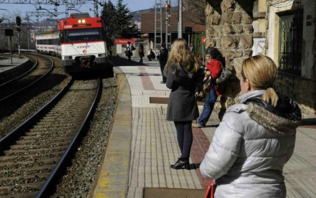 Una unidad de Renfe de la línea C3 entra en la estación principal que Renfe tiene en Basauri camino de su punto final de trayecto en Orduña. Una unidad de Renfe de la línea C3 entra en la estación principal que Renfe tiene en Basauri camino de su punto final de trayecto en Orduña.