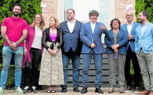 Josep ‘Valtònyc’, Meritxell Serret, Carme Forcadell, Oriol Junqueras, Carles Puigdemont, Dolors Bassa, Raül Romeva y Toni Comín, ayer en Waterloo. Foto: Efe Josep ‘Valtònyc’, Meritxell Serret, Carme Forcadell, Oriol Junqueras, Carles Puigdemont, Dolors Bassa, Raül Romeva y Toni Comín, ayer en Waterloo. Foto: Efe