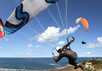 Hacer parapente es otra de las posibilidades.