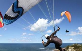 Hacer parapente es otra de las posibilidades.