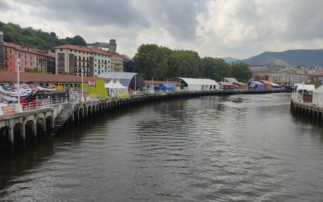 Imagen diurna de las txosnas en plena Aste Nagusia