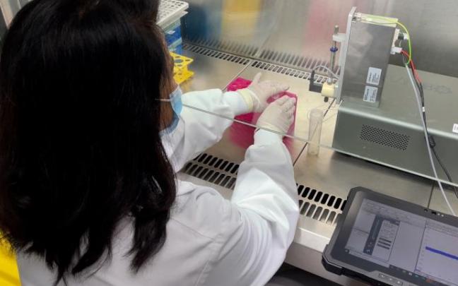 Rubaiya Hussain analizando muestras de saliva con el dispositivo en el Laboratorio de Biología del ICFO.