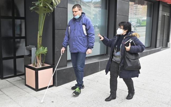 Eugeny Kicenko camina con el bastón que le han regalado por las calles de Bilbao.