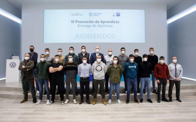 De izquierda a derecha, en la fila superior: Francisco Javier Alfaro Miranda (responsable de Formación y Valoración del Comité de Empresa), Javier García Tejada, Mikel Ollo Huarte, David Álvarez Martínez, Kai Feuerherdt (director de Recursos Humanos de Vo