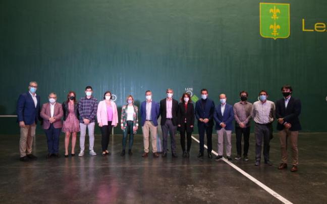 Foto de familia con los responsables municipales de la comarca y patrocinadores de los Laboral Kutxa DEIA Hemendik Sariak.