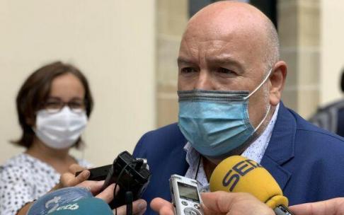 El jeltzale Iñigo Iturrate se dirige a los medios de comunicación en el Parlamento Vasco. El jeltzale Iñigo Iturrate se dirige a los medios de comunicación en el Parlamento Vasco.