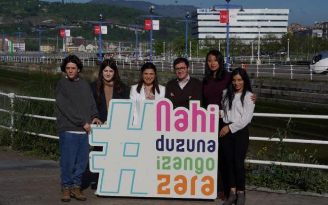 La directora foral de Empleo y el presidente de HETEL, acompañados de cuatro mujeres que han elegido FP industriales La directora foral de Empleo y el presidente de HETEL, acompañados de cuatro mujeres que han elegido FP industriales