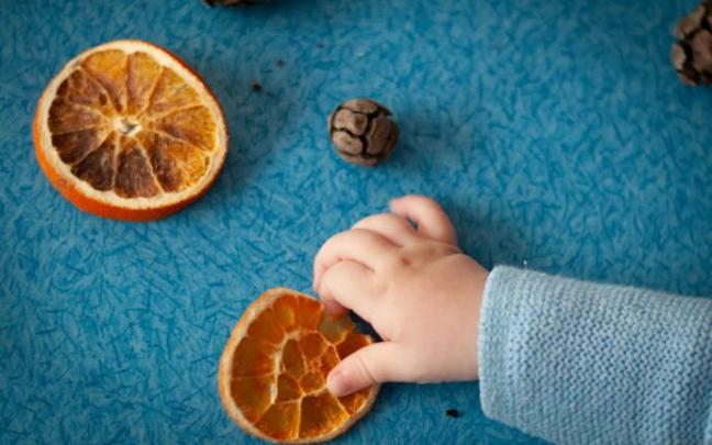 Un niño juega en una escuela infantil. Un niño juega en una escuela infantil.