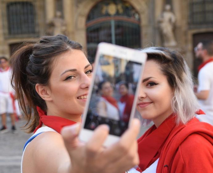 Jóvenes haciéndose un "selfie" con el teléfono móvil en San Fermín.