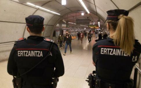 Dos ertzainas, en la estación de metro de Sestao. Dos ertzainas, en la estación de metro de Sestao.
