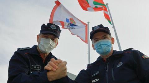 El comisario Iñaki Muneta y el subcomisario Iñaki del Pozo, 40 años les contemplan como miembros de la Ertzaintza.