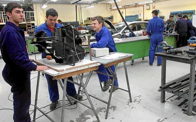 Alumnos del FP durante una clase práctica.