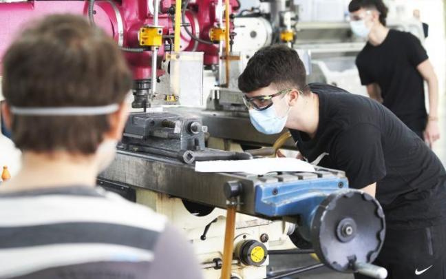 El paro juvenil se ha reducido 2,3 puntos en Euskadi en el segundo trimestre. El paro juvenil se ha reducido 2,3 puntos en Euskadi en el segundo trimestre.