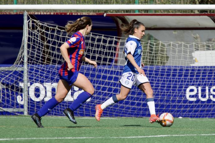 Nerea Nevado intenta superar a una jugadora armera durante el Eibar 2-0 Alavés.