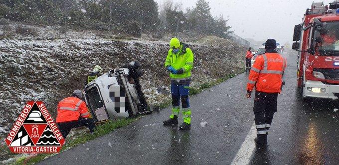 Un coche se sale de la carretera en Aiurdin