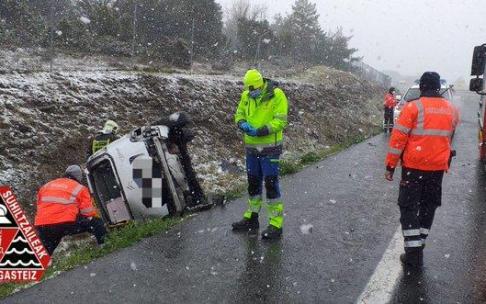 Un coche se sale de la carretera en Aiurdin