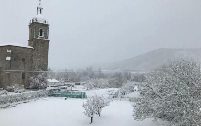 Buena capa de nieve en Lautada.